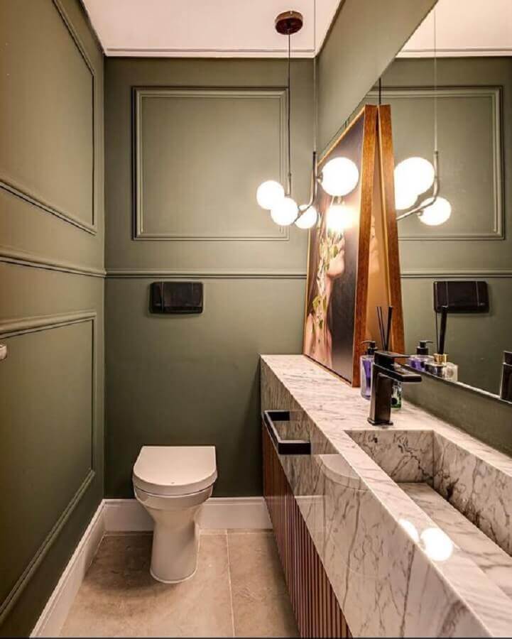Decoração moderna para banheiro verde musgo com boiserie e bancada de mármore Foto Homify