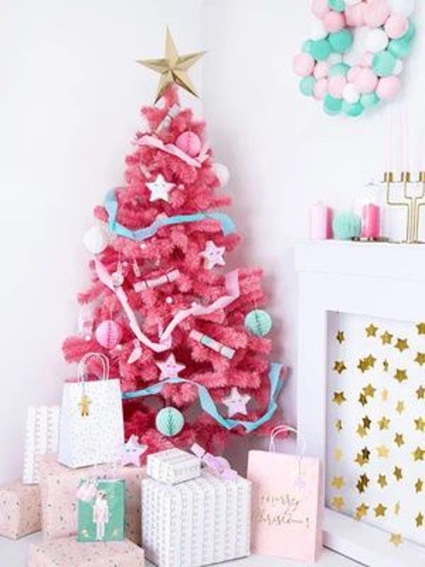 Decoração natalina com árvore de natal rosa e azul delicada