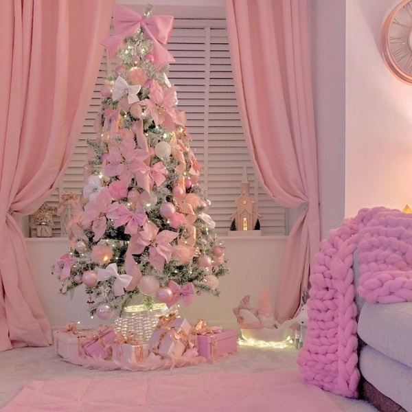 Decoração romântica e delicada com árvore de natal rosa