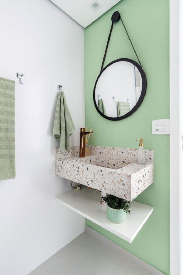 Decoração simples com espelho redondo para banheiro verde claro Foto Rúbia M. Vieira Interiores