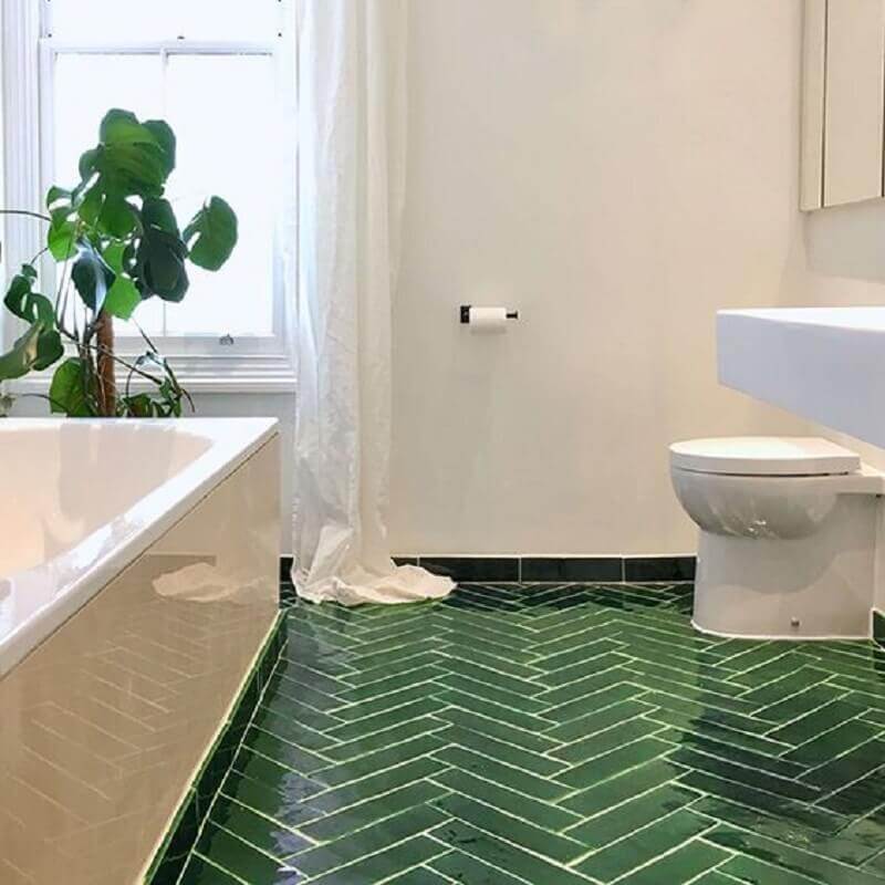 Decoração simples com piso para banheiro verde Foto Bert E May
