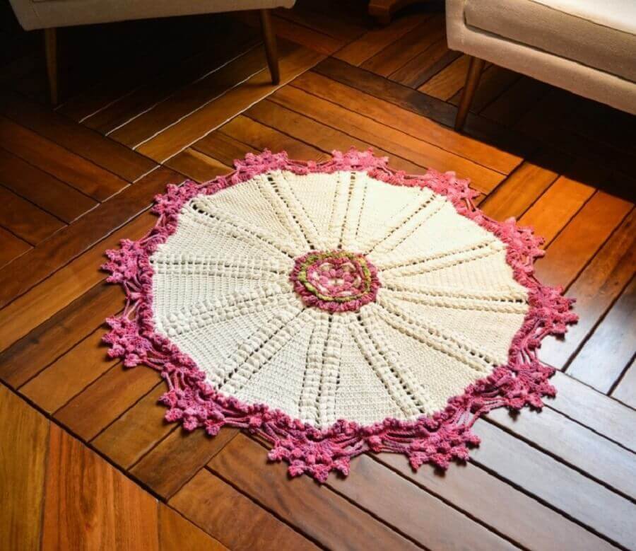 Decoração simples com tapete redondo de crochê Foto Circulo