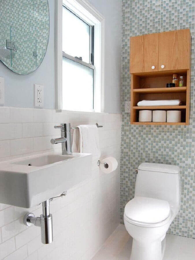 Decoração simples de banheiro com nicho de madeira e pastilhas em cores claras Foto Decor Fácil