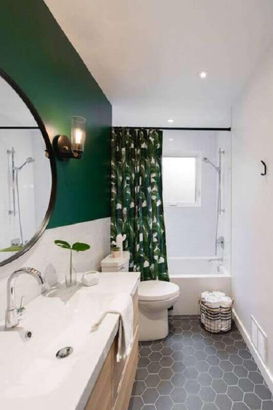 Decoração simples para banheiro verde e branco com piso hexagonal Foto Decor Fácil