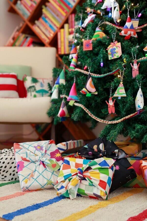 Dicas de decoração para casa no Natal com pinheiro enfeitado e presentes coloridos Foto Letícia Padilha para MOOUI