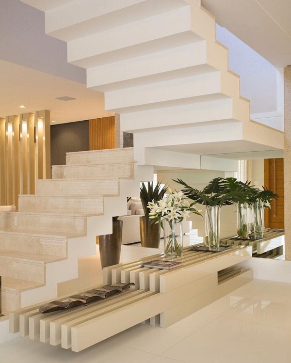 Escadas modernas de granito claro decorada com rack e vasos de plantas
