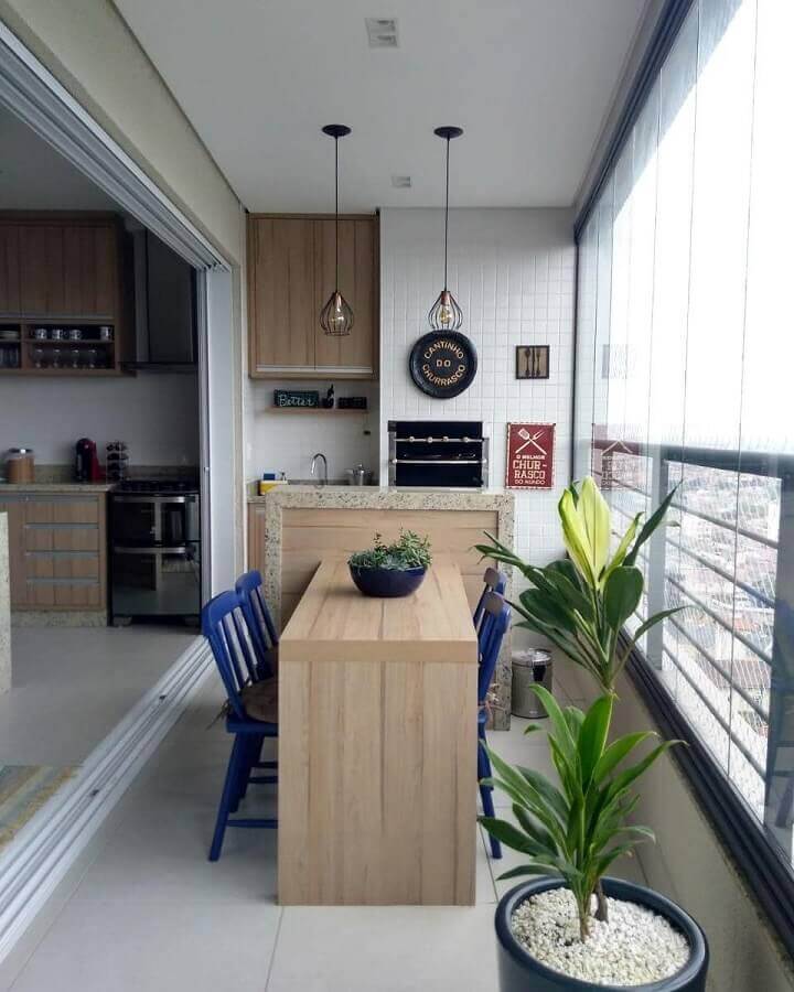 Espaço gourmet pequeno de apartamento decorado com cadeiras azuis Foto Dicas de Mulher