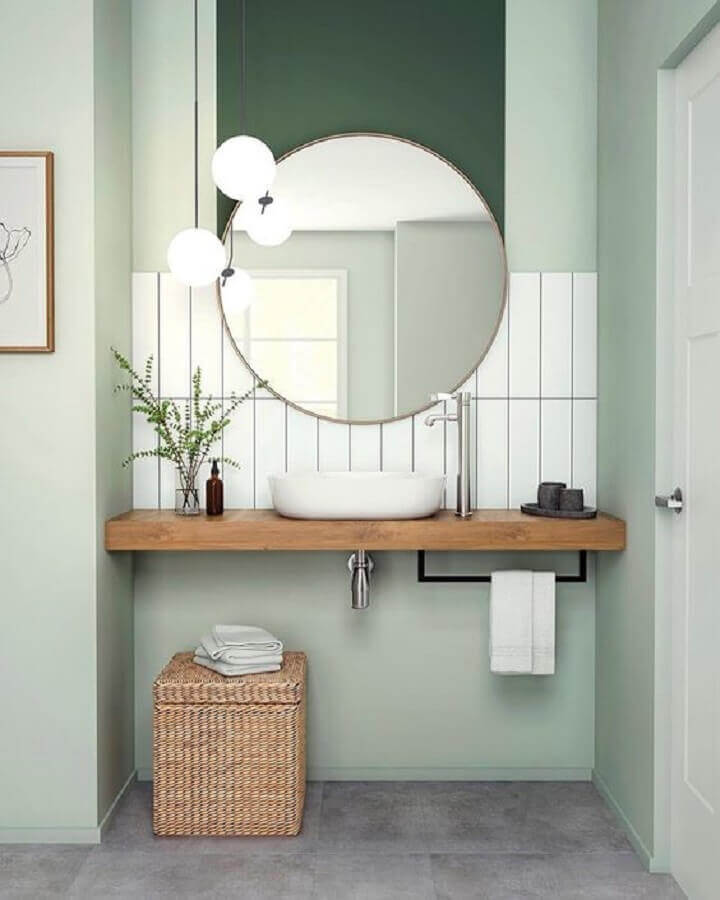 Espelho redondo e bancada de madeira para decoração de banheiro verde menta e verde escuro Foto Portobello