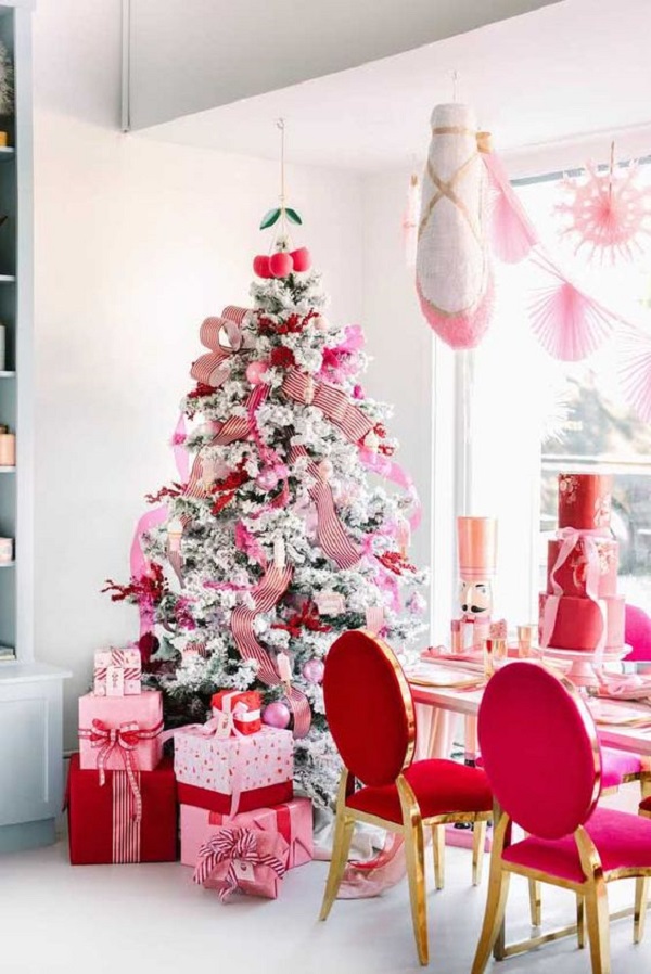 Festa de natal com decoração de árvore de natal rosa