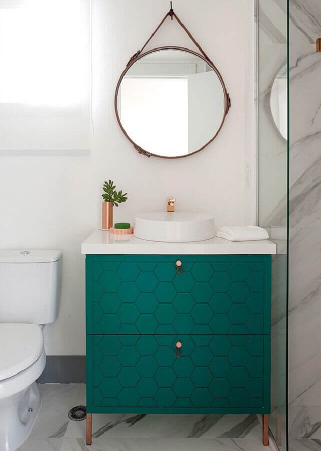 Gabinete pequeno para banheiro verde e branco decorado com espelho redondo Foto Melina Romano Interiores