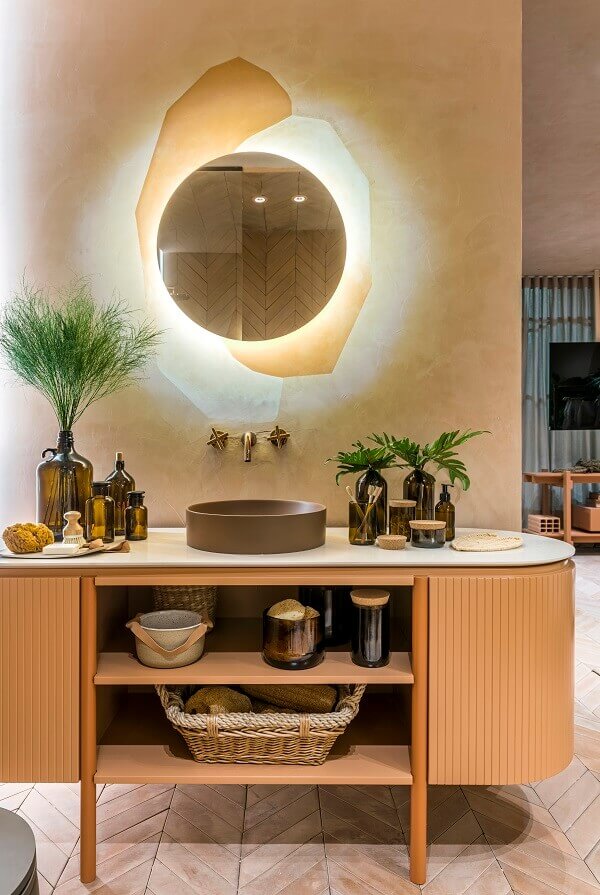 Gabinete retrô com cuba redonda marrom deca e torneira de parede dourada