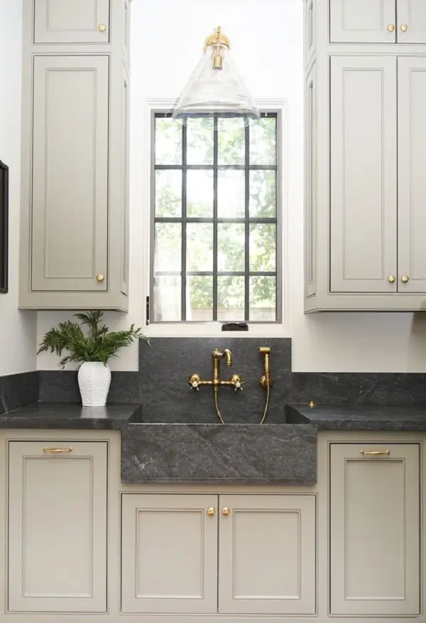 Granito cinza para cozinha clássica em tons neutros e torneira de parede