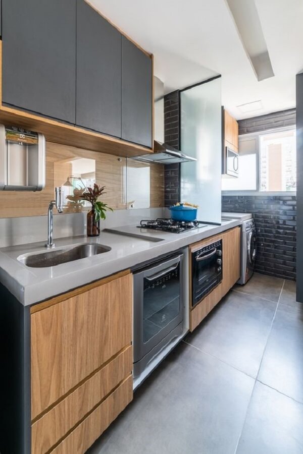Granito para cozinha de madeira planejada e com bancada cinza e armário cinza azulado