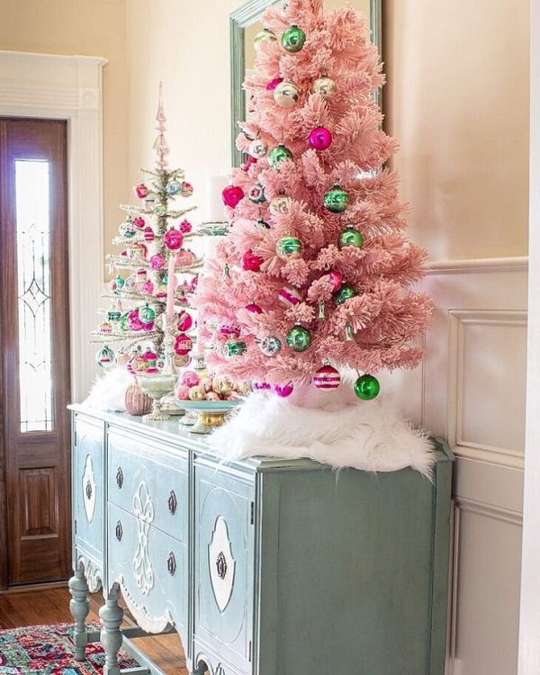 Hall de entrada com árvore de natal rosa com bolas de natal verdes