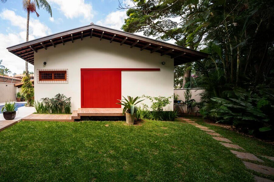 Ideia de casa branca com porta vermelha e jardim Foto Habitissimo