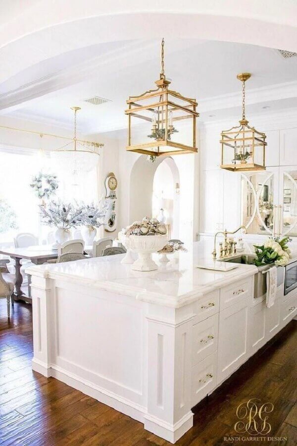 Lustre na cor dourada para cozinha clássica e moderna