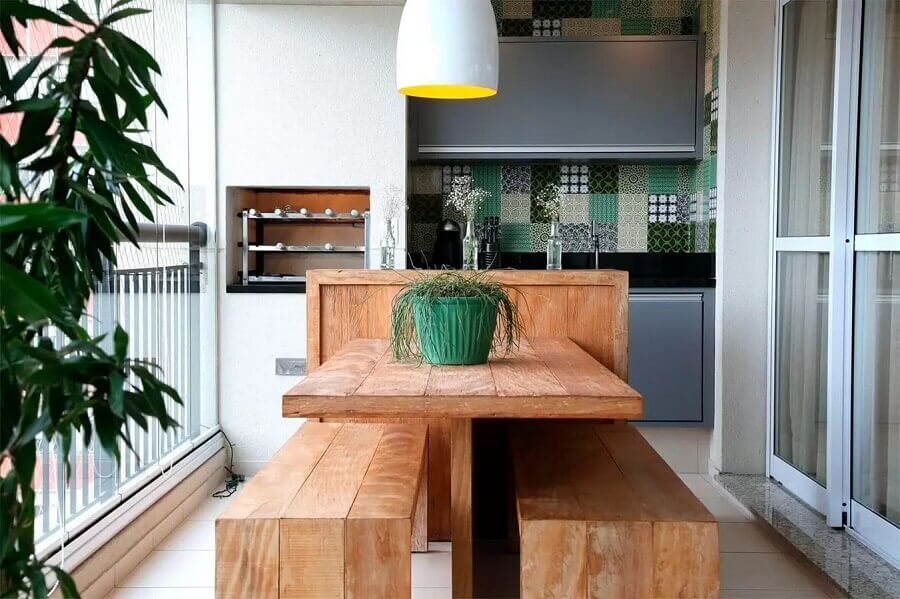 Mesa com banco de madeira rustica para decoração de espaço gourmet pequeno com churrasqueira Foto MeyerCortez Arquitetura E Design