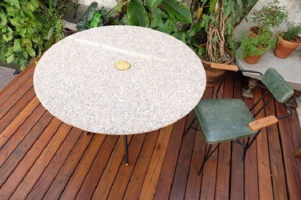 Mesa de jantar branca com granito claro