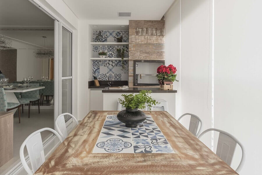 Mesa de madeira para apartamento decorado com espaço gourmet pequeno com churrasqueira Foto SP Planejados