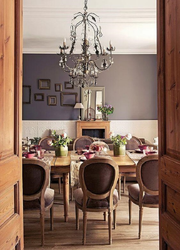 Mesa estilo provençal para sala de jantar rústica e chique iluminada com luminária retrô de ferro