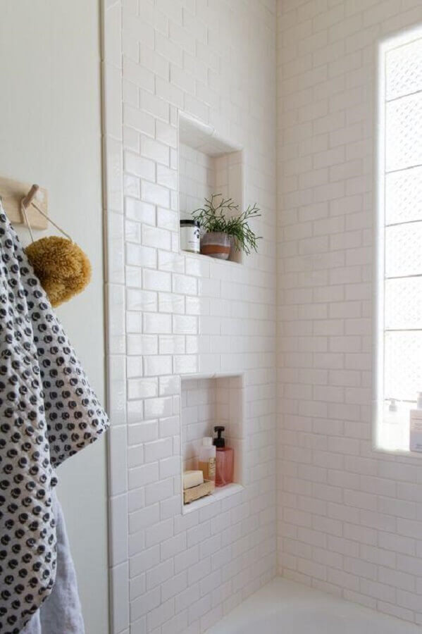 Metro white para decoração de banheiro com nichos embutidos Foto Revista Casa e Jardim
