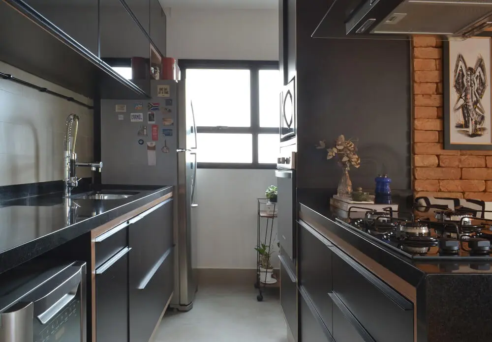 Na cozinha os armários pretos planejados resolvem a falta de espaço. Foto: 2S Stúdio