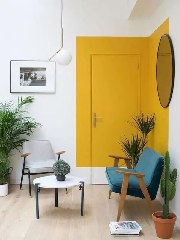 O amarelo da pintura geométrica traz destaque para a porta de entrada. Fonte: Vobibr