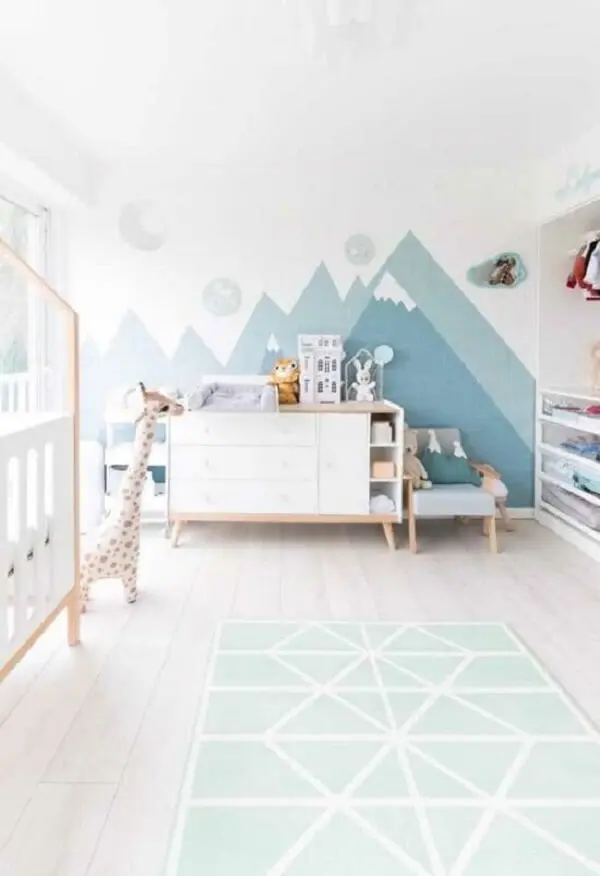 O quarto de bebê ganhou uma pintura parede geométrica especial. Fonte: Decor Fácil