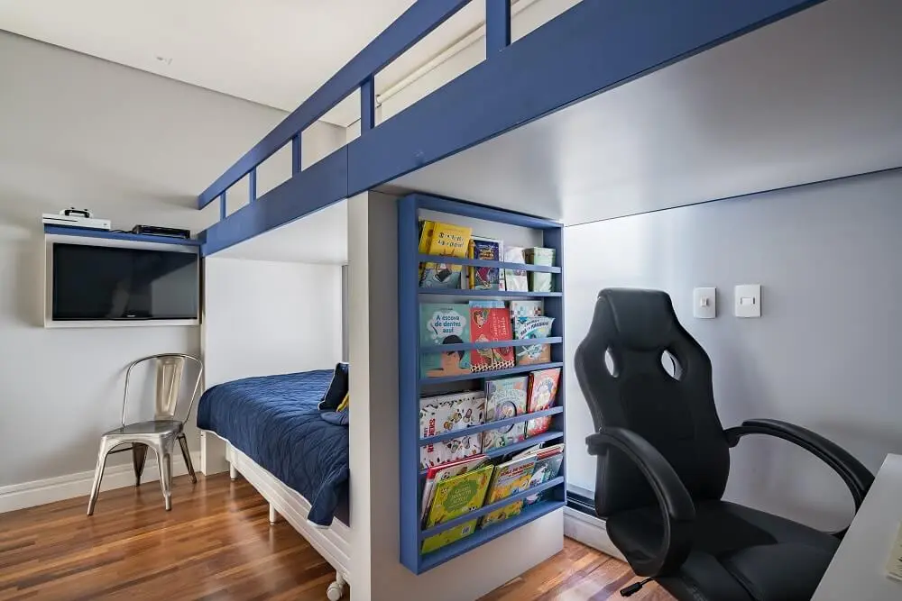 Os móveis planejados otimizaram o espaço do quarto. Foto: Kadu Lopes