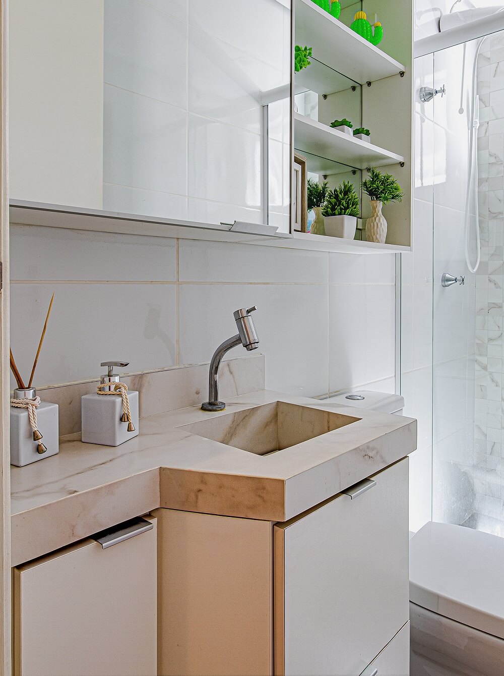 Os revestimentos do banheiro foram alterados por uma tonalidade mais clara. Projeto por Ana Johns Arquitetura