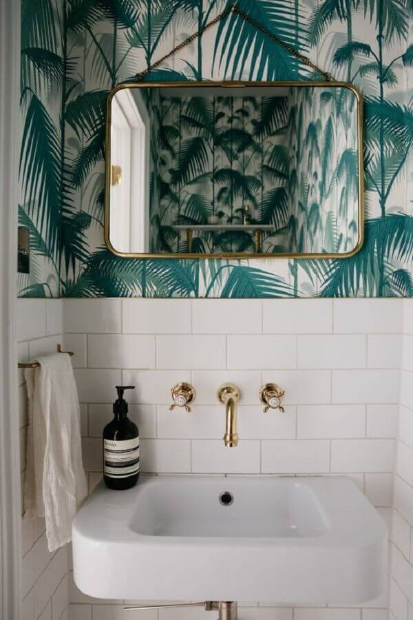 Papel de parede para decoração de banheiro verde e branco Foto Remodelista