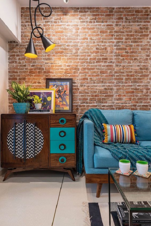 Papel de parede rústico na sala de estar com luminária retro e sofá azul