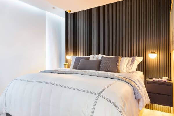 Parede com cabeceira ripada na cor cinza azulado para decoração de quarto moderna