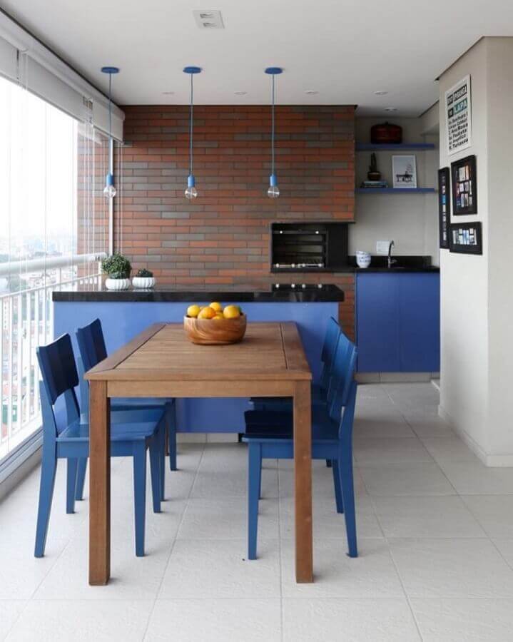 Parede tijolinho para espaço gourmet pequeno com churrasqueira decorado com cadeiras azuis Foto GF Projetos