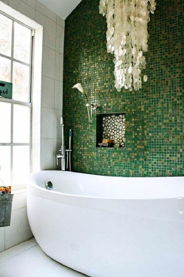 Pastilha para banheiro verde decorado com banheira de imersão Foto ArchZine