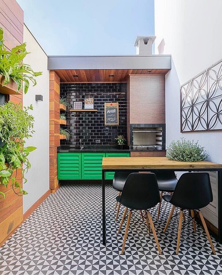 Piso preto e branco para espaço gourmet pequeno externo decorado com gabinete verde Foto Decor Fácil