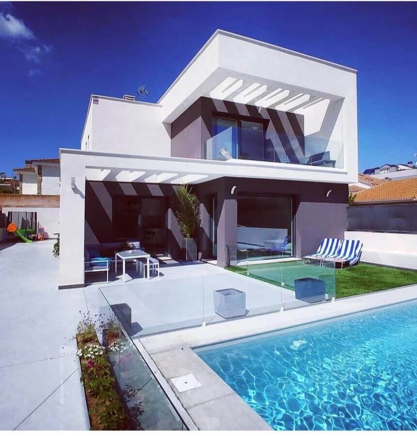 Projeto de casa moderna branca e cinza com piscina grande Foto Habitissimo