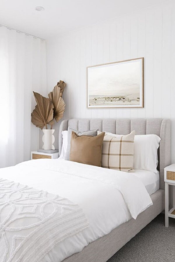 quarto de casal decoração clean com cabeceira cinza estofada Foto adore magazine