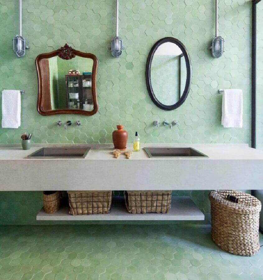 Revestimento hexagonal para decoração de banheiro verde claro com espelhos diferentes Foto Estúdio Penha