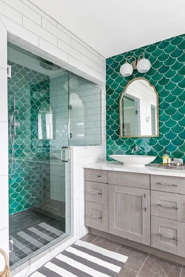Revestimento verde para banheiro decorado com gabinete rustico e tapete listrado Foto Mercury Mosaics Handmade Tile
