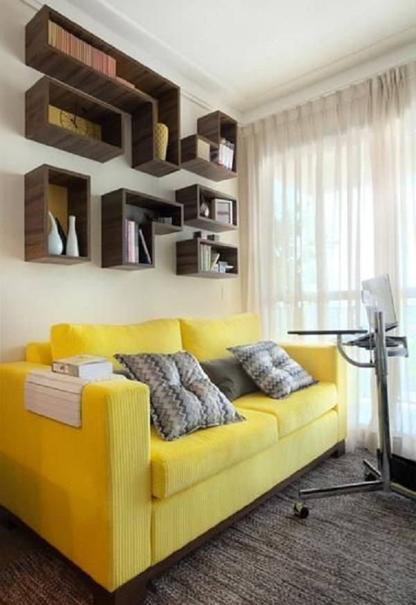 Sala colorida com cortina branca e sofá amarela