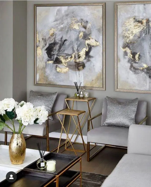 Sala com almofada na cor prata e detalhes em cor dourada