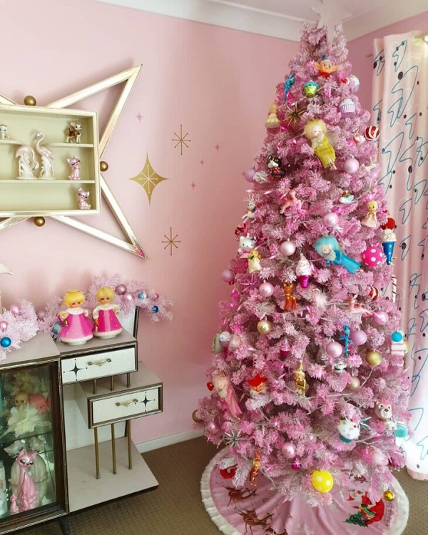 Sala com árvore de natal rosa decorada com doces