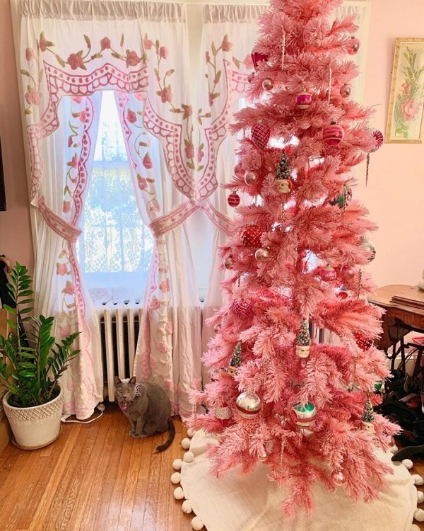Sala com decoração romântica e árvore de natal rosa