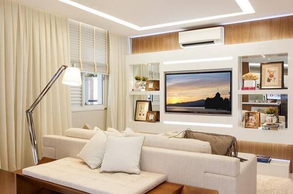 Sala de estar com cortina branca e móveis claros
