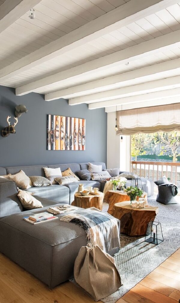 Sala de estar com decoração em cinza azulado
