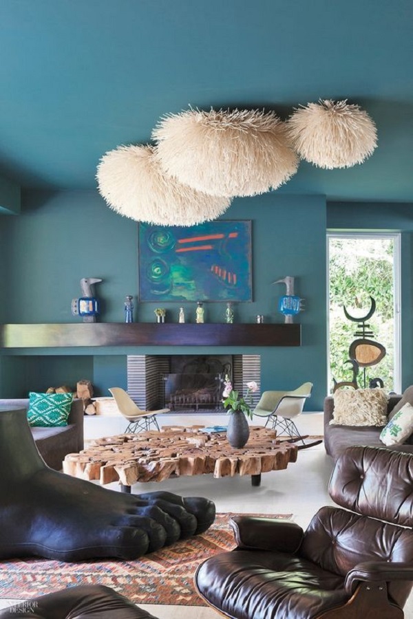 Sala de estar com móveis criativos na decoração e poltrona charles eames de couro 