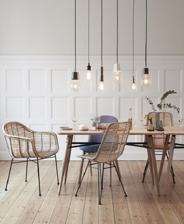 Sala de jantar com cadeira de palha e luminária retro de madeira