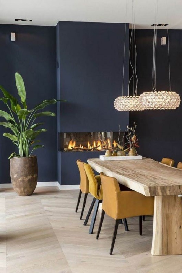 Sala de jantar com parede cinza azulado
