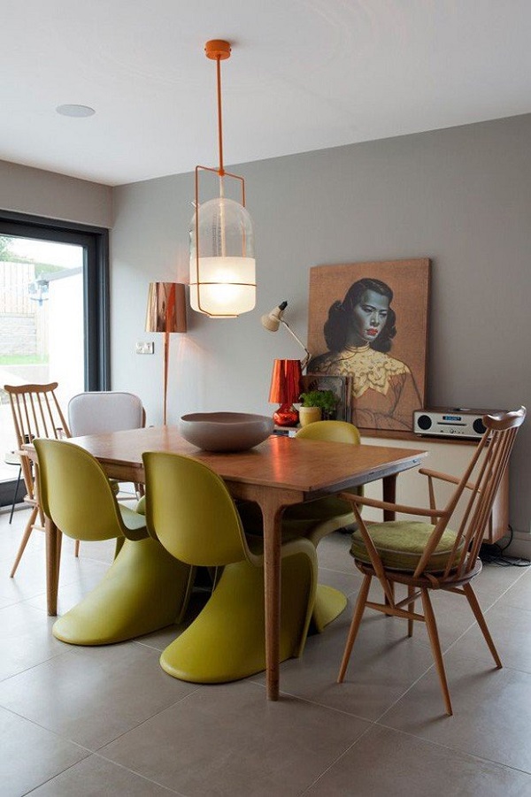 Sala de jantar estilo vintage e cadeira verde e luminária retrô 
